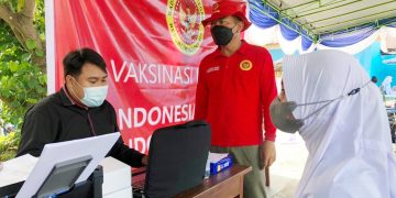 Kabinda Malut Brigjen TNI Mar Imam Sopingi Meninjau Vaksinasi di SMK 5 Kota Ternate (Foto : Alfahd)