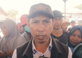 Ketua Komisi III DPRD Maluku Utara Zulkifli Hi. Umar, saat bertemu dengan masyarakat 3 Desa (Foto : Ist)