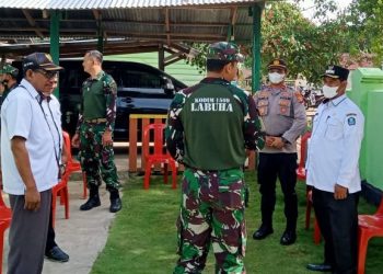 Dandim 1509 Labuha, Kapolsek dan Camat Gane Timur Memantau Giat Vaksinasi (Foto : Webu)