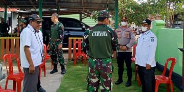 Dandim 1509 Labuha, Kapolsek dan Camat Gane Timur Memantau Giat Vaksinasi (Foto : Webu)