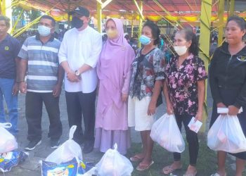 Dr. H. Muhammad Kasuba, MA Bersama Penerima Paket Sembako (Dok Matra)
