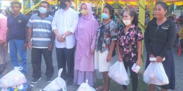 Dr. H. Muhammad Kasuba, MA Bersama Penerima Paket Sembako (Dok Matra)