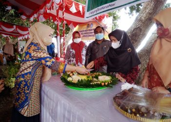 Hj. Fhaoniah Djaohar Melakukan Pemotongan Tumpeng