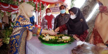 Hj. Fhaoniah Djaohar Melakukan Pemotongan Tumpeng