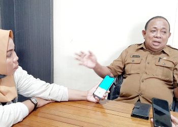 Kepala BPBD Halsel Abukarim Latara saat di wawancarai wartawan