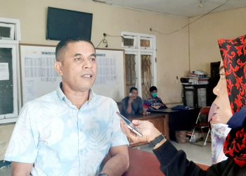 Sekretaris DPMD Halsel, Fahris Hi. Madan saat di wwancarai wartawan