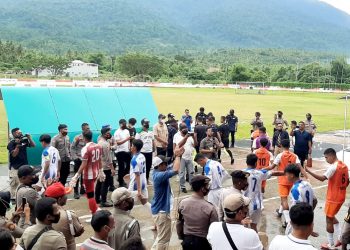 Tim Persihalsel dan Morotai United memasuki lapangan