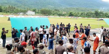 Tim Persihalsel dan Morotai United memasuki lapangan
