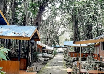Rumah Adat di Taman Kota Kebun Karet. (Foto Ris)