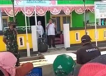 Camat Kec. Obi Fahdin Bahrudin saat Bertemu Masyarakat Desa Sambiki (Ist)