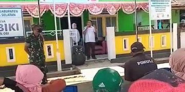 Camat Kec. Obi Fahdin Bahrudin saat Bertemu Masyarakat Desa Sambiki (Ist)