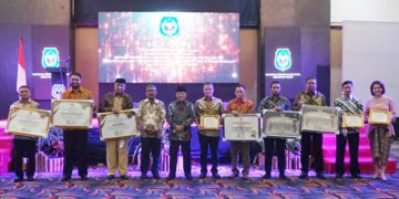 Gubernur Malut KH. Abdul Gani Kasuba (tengah) Usai Memberikan Penghargaan (Foto : Adpim Malut)