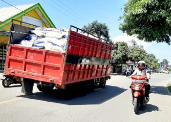 Mobil Truk Bermuatan Overload