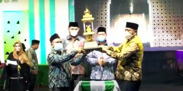 Bupati dan Wakil Bupati Halsel, Menyerahkan Piala Bergilir Kepada Camat Obi Fahdin Bahrudi Sebagai Juara Umum disaksikan Ketua LPTQ Halsel (Foto : Muhrim Sy)