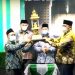 Bupati dan Wakil Bupati Halsel, Menyerahkan Piala Bergilir Kepada Camat Obi Fahdin Bahrudi Sebagai Juara Umum disaksikan Ketua LPTQ Halsel (Foto : Muhrim Sy)