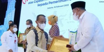 Gubernur Maluku Utara KH Abdul Gani Kasuba Mnerima Penghargaan Capaian Realisasi investasi tahun 2021 oleh Menteri Investasi Bahlil lahadila (Foto : Adpim)