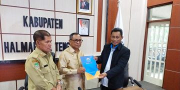Ombudsman Maluku Utara Menyerahkan Hasil Kepatuhan Kepada Wakil Bupati Halteng, Abd. Rahim Odeyani (Dok Ombudsman)