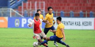 Pemain Persidekab, M. Delan saat melewati Pemain Bandung United (Ist)