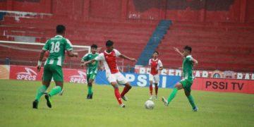 Pemain Persihalsel Menghalau Serangan Pemain Persedikab Kediri (Ist)