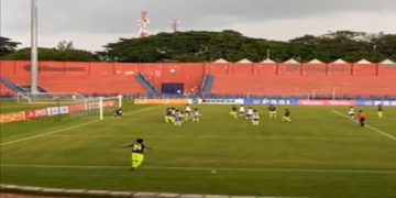 Pertandingan Persihalsel vs Bandung United di Stadion Brawijaya Kediri