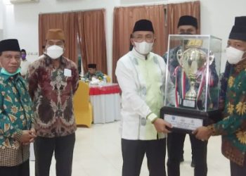 Wali Kota Ternate, M. Tauhid Soleman Memberikan Hadiah Kepada Pemenang Lomba