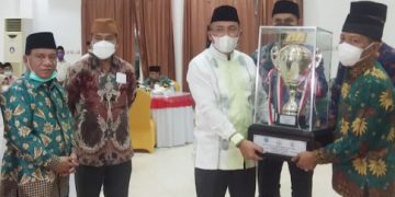 Wali Kota Ternate, M. Tauhid Soleman Memberikan Hadiah Kepada Pemenang Lomba