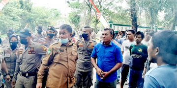 Sekda bersama masa aksi