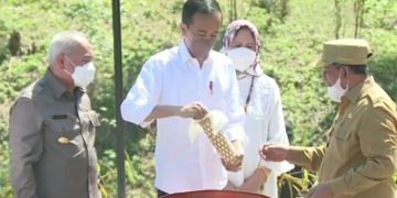 Presiden Jokowi Menerima Tanah dan Air dari Gubernur AGK (Dok Adpim)