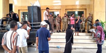 Warga Guraping Demo di Kantor Gubernur Maluku Utara