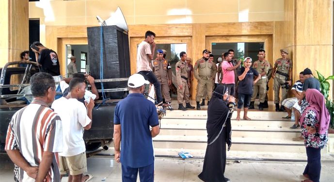 Warga Guraping Demo di Kantor Gubernur Maluku Utara