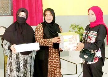 Kadis Nakertrans Malut, Nurlaila Muhammad Saat Menyerahkan Bantuan ke Kelompok Usaha