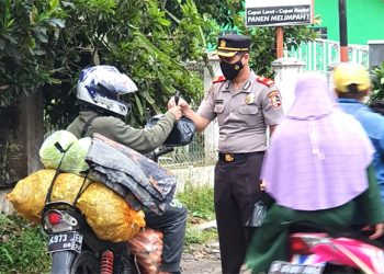 Muchlis Nadjar Saat Membagikan Takjil ke Pengendara