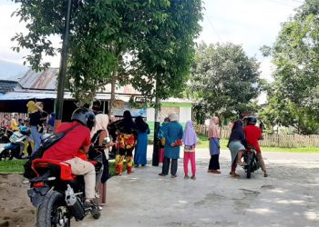 Para Petugas kebersihan Usai Mengambil Gaji di Kantor DLH