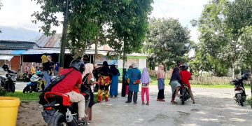 Para Petugas kebersihan Usai Mengambil Gaji di Kantor DLH
