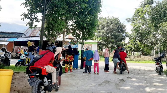 Para Petugas kebersihan Usai Mengambil Gaji di Kantor DLH