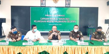 Tim Kejari Halsel Saat Menyampaikan Capaian Kinerja tahun 2021 Lalu