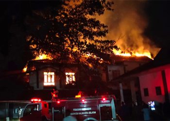 Upaya Pemadaman Kantor Bupati Halsel yang terbakar
