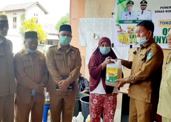 Warga Kampung Makian Saat Menerima Minyak Goreng murah dari Sekda Halsel
