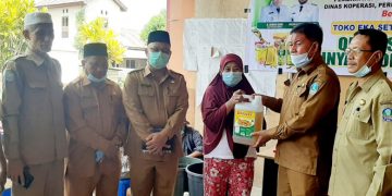 Warga Kampung Makian Saat Menerima Minyak Goreng murah dari Sekda Halsel