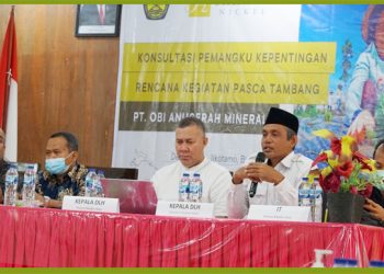 Kepala DLH Halsel, Samsudin Abbas (kedua kanan), Mengajak Seluruh Pemangku Lepentingan di Kecamatan Obi untuk Memberikan Masukan kepada Perusahaan