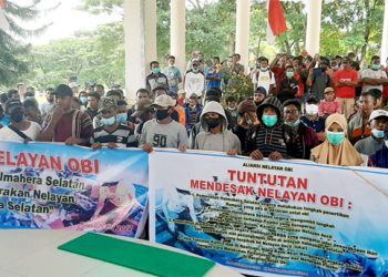 Ratusan Masyarakat Nelayan dari Obi melakukan Aksi Demo