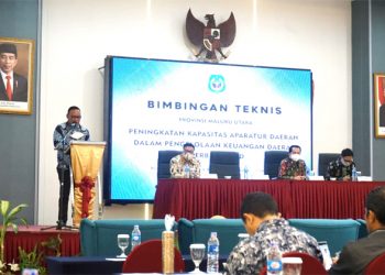 Sekprov Maluku Utara Samsuddin Abd Kadir saat membuka Bimtek (Ist)