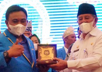Serah Terima Cendramata Antara Gubernur AGK dan Ketua DPP KNPI Haris Pertama (Ist)