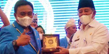 Serah Terima Cendramata Antara Gubernur AGK dan Ketua DPP KNPI Haris Pertama (Ist)