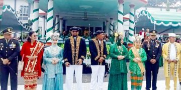 Bupati dan Wakil Bu[ati beserta Ibu Kenakan Pakaian Adat pada HUT Halsel ke 19