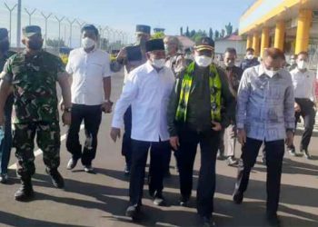 Menteri PMK Dijemput Gubernur Abdul Gani Kasuba di Bandara Babullah Ternate (Ist)