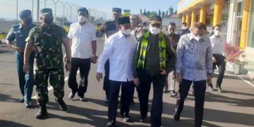 Menteri PMK Dijemput Gubernur Abdul Gani Kasuba di Bandara Babullah Ternate (Ist)