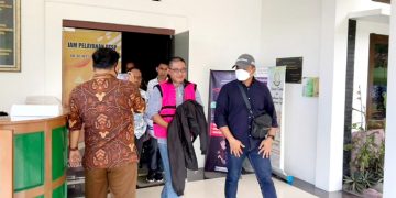 Tersangka WS saat dibawah penyidik ke Lapas Labuha