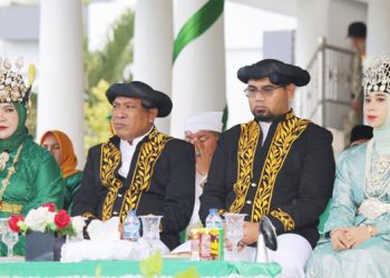 Bupati dan Wakil Bupati Haslsel Beserta Ibu, Terlihat Serius dan Kompak Mengikuti Rangkaian Acara HUT Halsel (Ist)