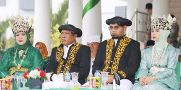 Bupati dan Wakil Bupati Haslsel Beserta Ibu, Terlihat Serius dan Kompak Mengikuti Rangkaian Acara HUT Halsel (Ist)